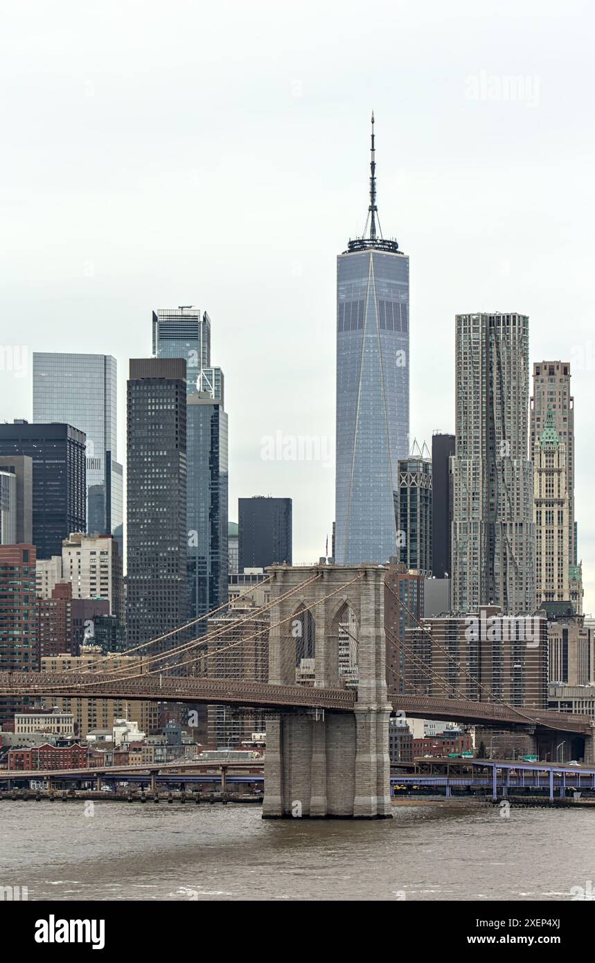 new york city Skyline mit brooklyn Bridge und One World Trade Center (grauer Himmel, bewölkter Tag) Blick auf die Innenstadt von manhattan Bridge mit Dumbo Karussell und Stockfoto