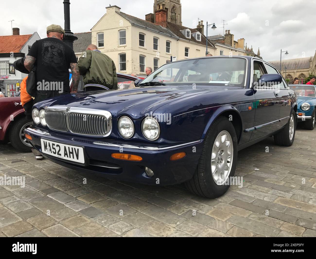 Vor einem Jaguar XJ (X300) auf einer Oldtimer-Ausstellung auf dem Marktplatz in Boston Lincolnshire Stockfoto