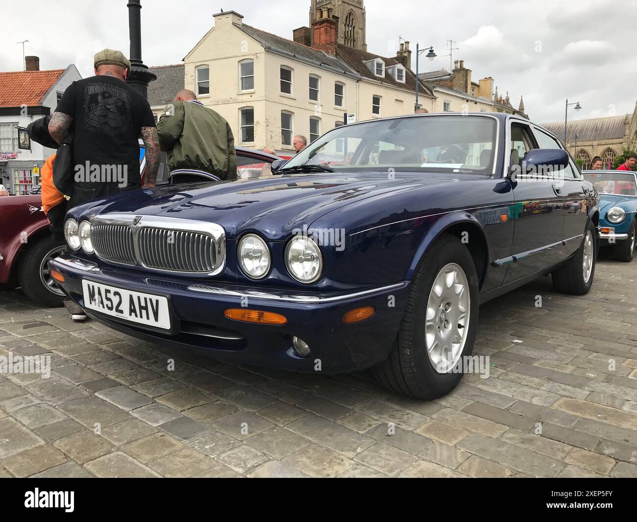 Vorderseite eines Jaguar XJ (X300) in Metallic-Blau auf einer Oldtimer-Messe auf dem Marktplatz in Boston Lincolnshire Stockfoto