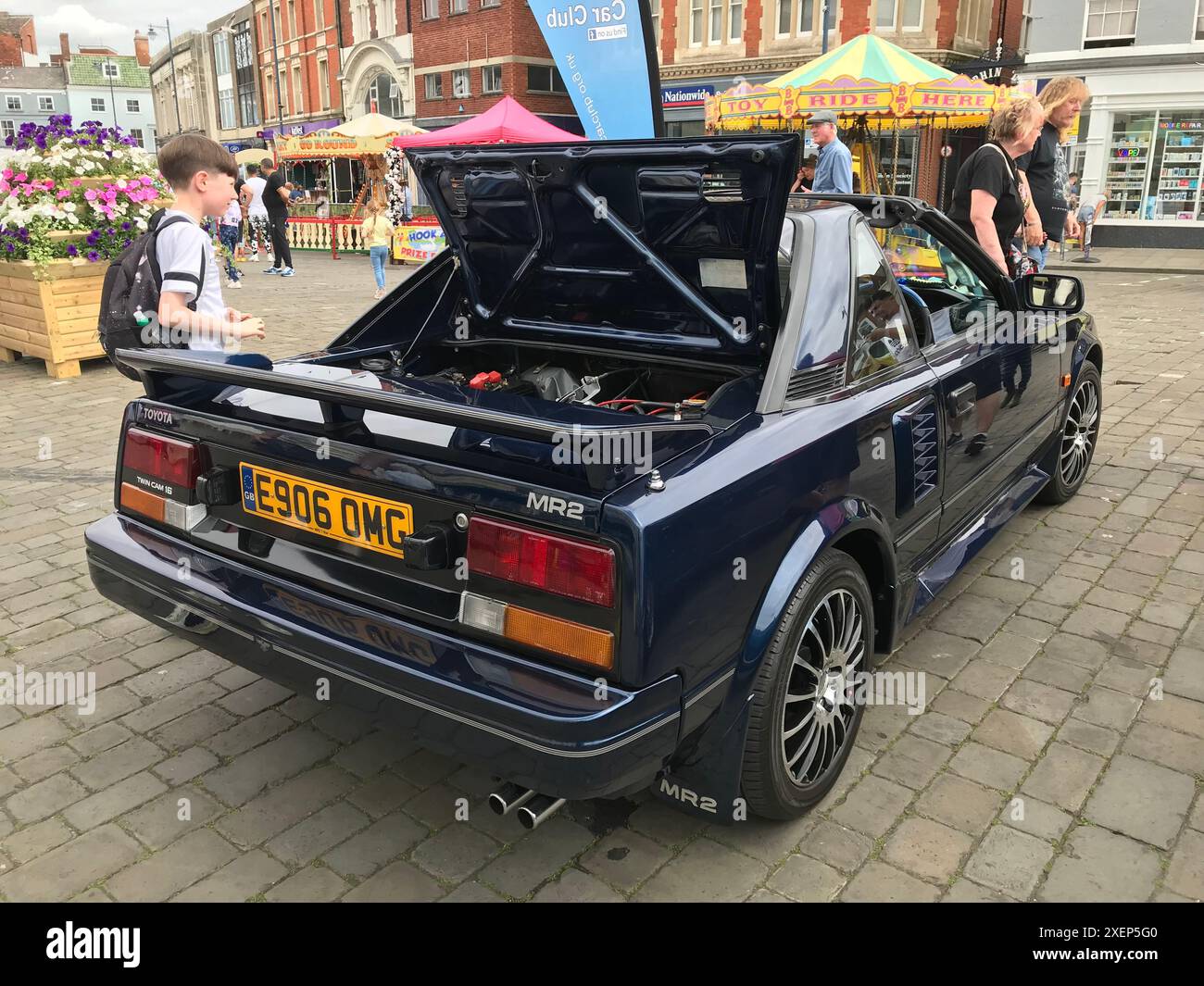 Heck einer 1987 Toyota MR2 Doppelnocke, die den Motor auf einer Oldtimer-Ausstellung auf dem Marktplatz in Boston Lincolnshire zeigt Stockfoto