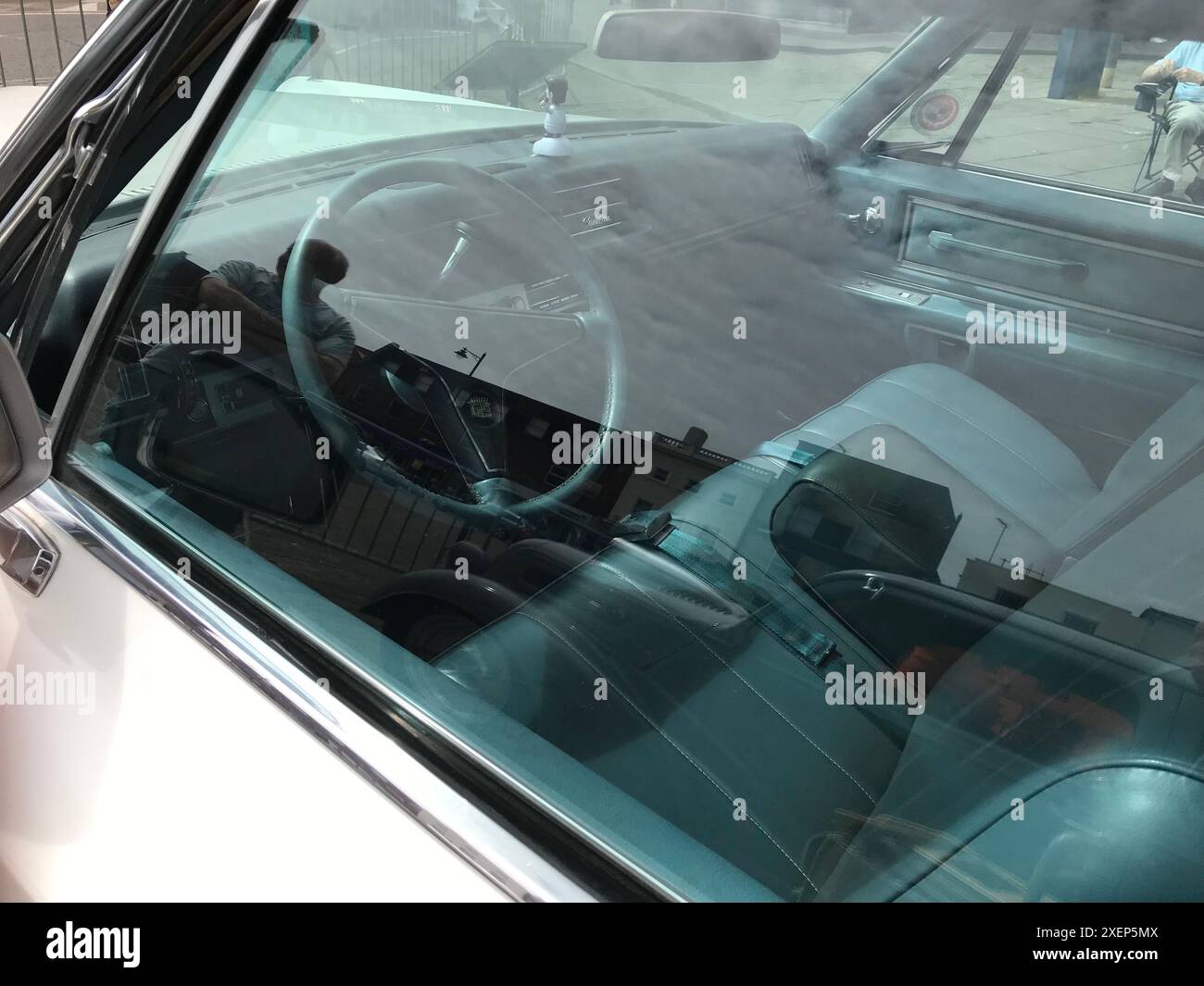 blauer Ledersitz eines 1968 Cadillac Deville auf einer Oldtimerschau auf dem Marktplatz in Boston Stockfoto