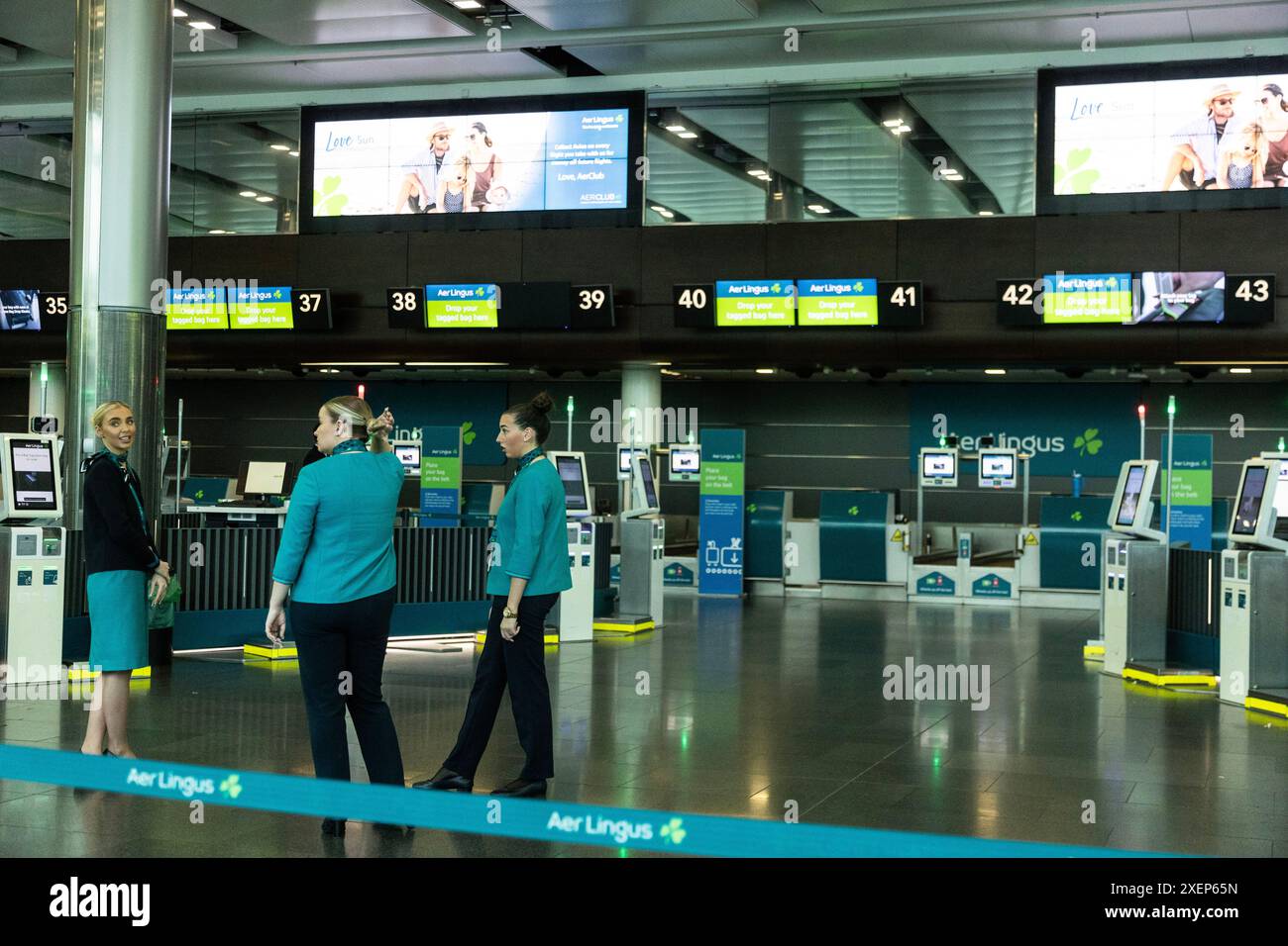 Leeren Sie den Aer Lingus CheckinSchalter am Flughafen Dublin, während die Aer LingusPiloten