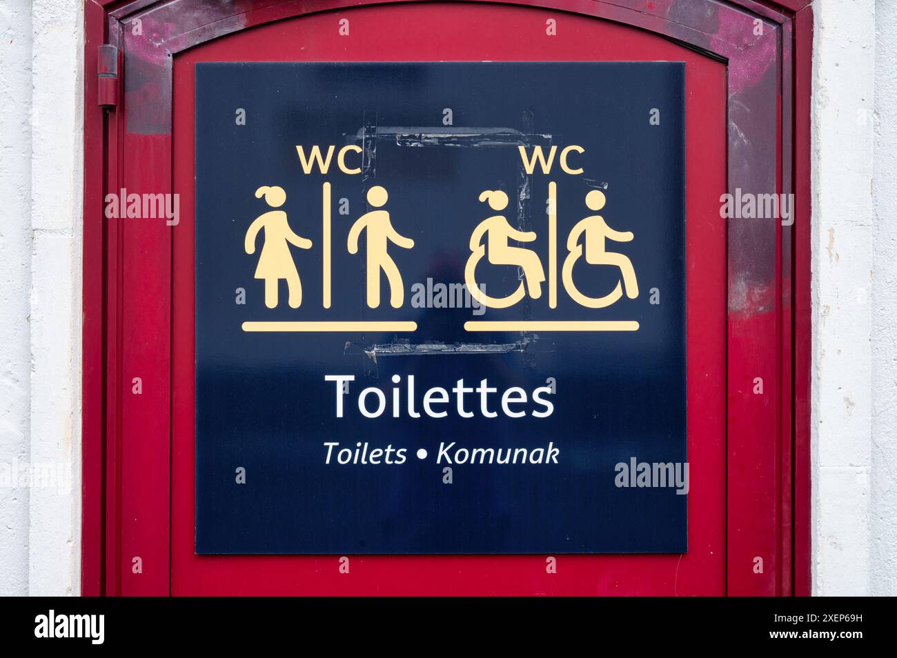 Saint-Jean-Pied-de-Port, Frankreich, 14. Mai 2024: Das Zeichen für die Toiletten in Frankreich. Stockfoto