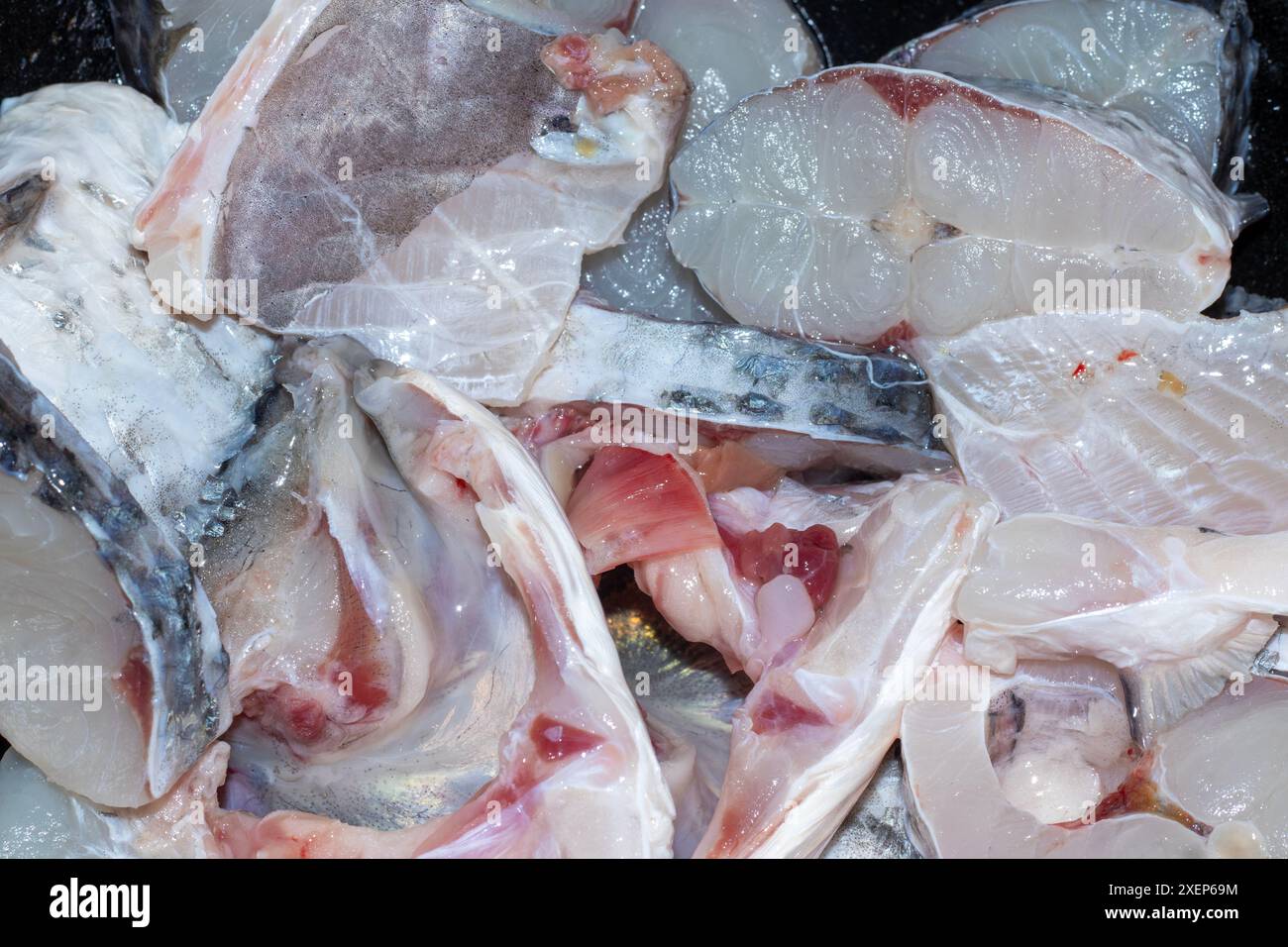 Frische Fischfleischscheiben zum Vorbereiten, zum Kochen von Fisch Stockfoto