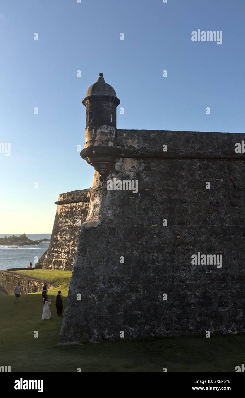 Aussichtsturm (Garita, Bartizan) am Castillo San Felipe del Morro in Old San Juan (historisches spanisches Fort in der karibik) Sonnenuntergang aus nächster Nähe Stockfoto