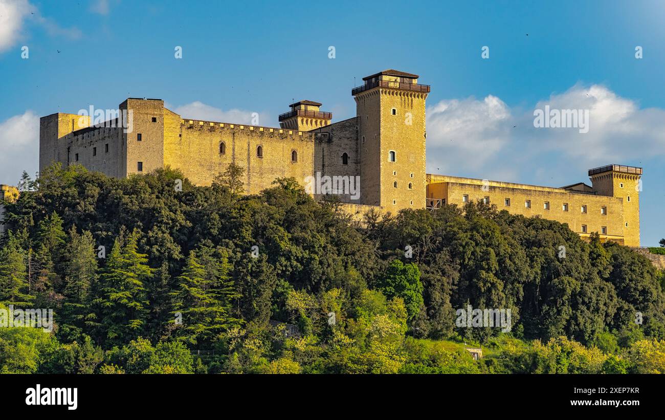 Die Rocca Albornoz, Rocca Albornoziana, ist eine imposante Festung, die auf der Colle Sant'Elia steht und das gesamte Spoleto-Tal dominiert. Spoleto, Umbrien Stockfoto