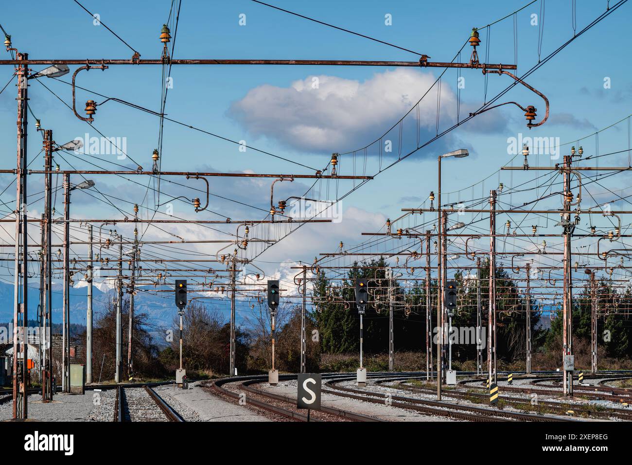 Bahnhof mit dem höchsten slowenischen Berg Triglav Stockfoto