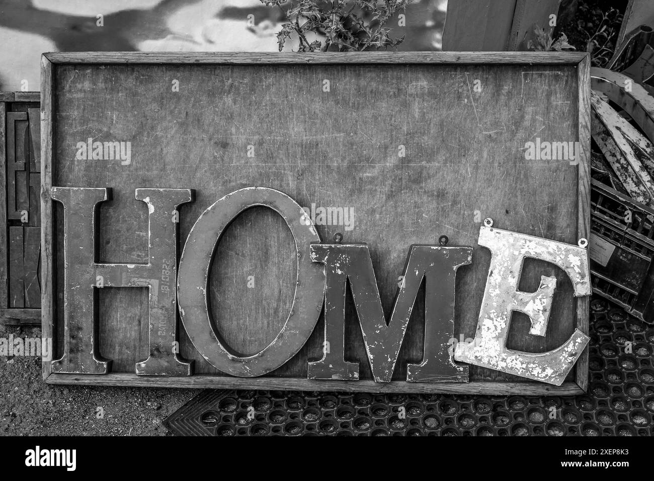Das Wort HOME wurde in großen Metallbuchstaben geschrieben Stockfoto