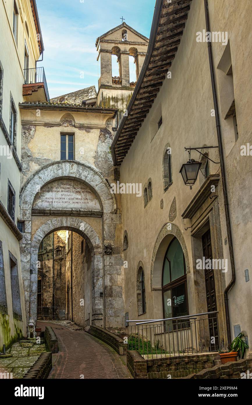 Porta Fuga, eines der Tore der Mauern von Spoleto. Der Name leitet sich von der Legende über die Vertreibung der karthagischen Armee Hannibals ab. Spoleto, Umbrien Stockfoto