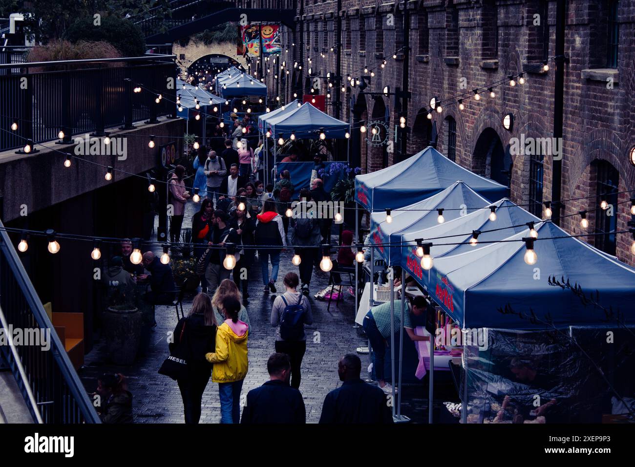 Shopper in einer Lebensmittelhalle auf dem Straßenmarkt Stockfoto