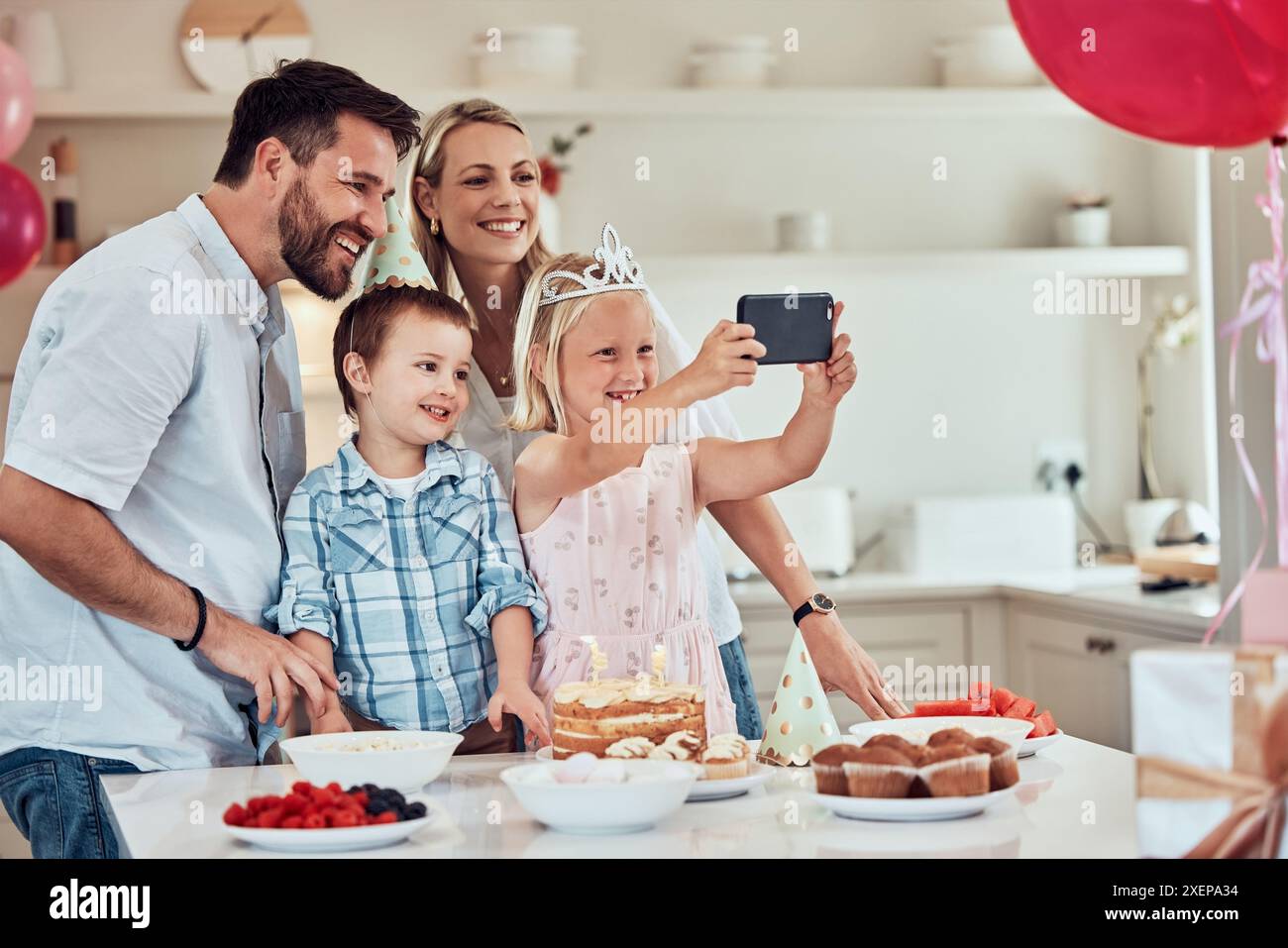 Happy, Family und Selfie zu Hause für Geburtstagsfeiern, Feiern und persönlichen Blog für soziale Medien. Mom, Dad und sich zu Hause mit ihm zu verbinden Stockfoto