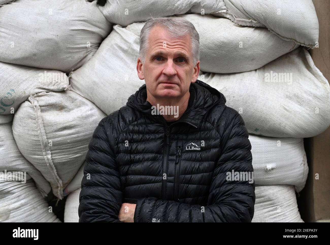 Lviv, Ukraine - 25. März 2023. Professor Timothy Snyder posiert zum Foto vor Schutzsandsäcken in Lemberg. Stockfoto