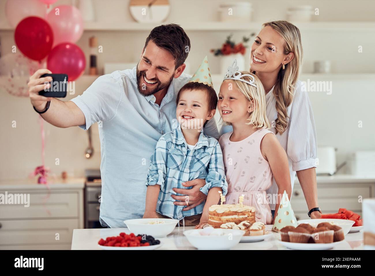 Happy, Family und Selfie im Haus für Geburtstagsfeiern, Feiern und persönlichen Blog für soziale Medien. Mom, Dad und sich zu Hause mit ihm zu verbinden Stockfoto