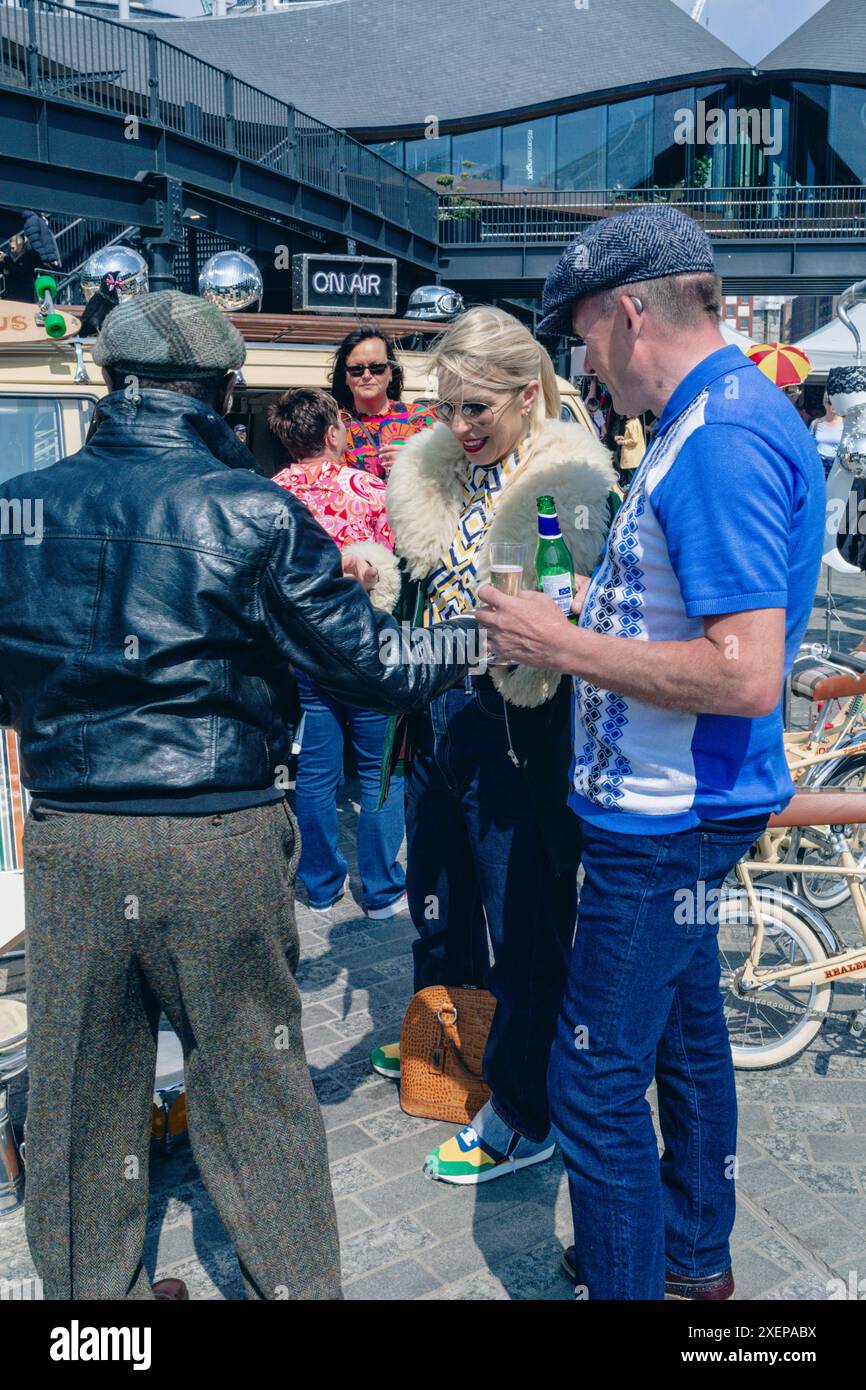 Oldtimer- und Retro-Fans kleiden sich in London für einen Oldtimer-Schuh Stockfoto