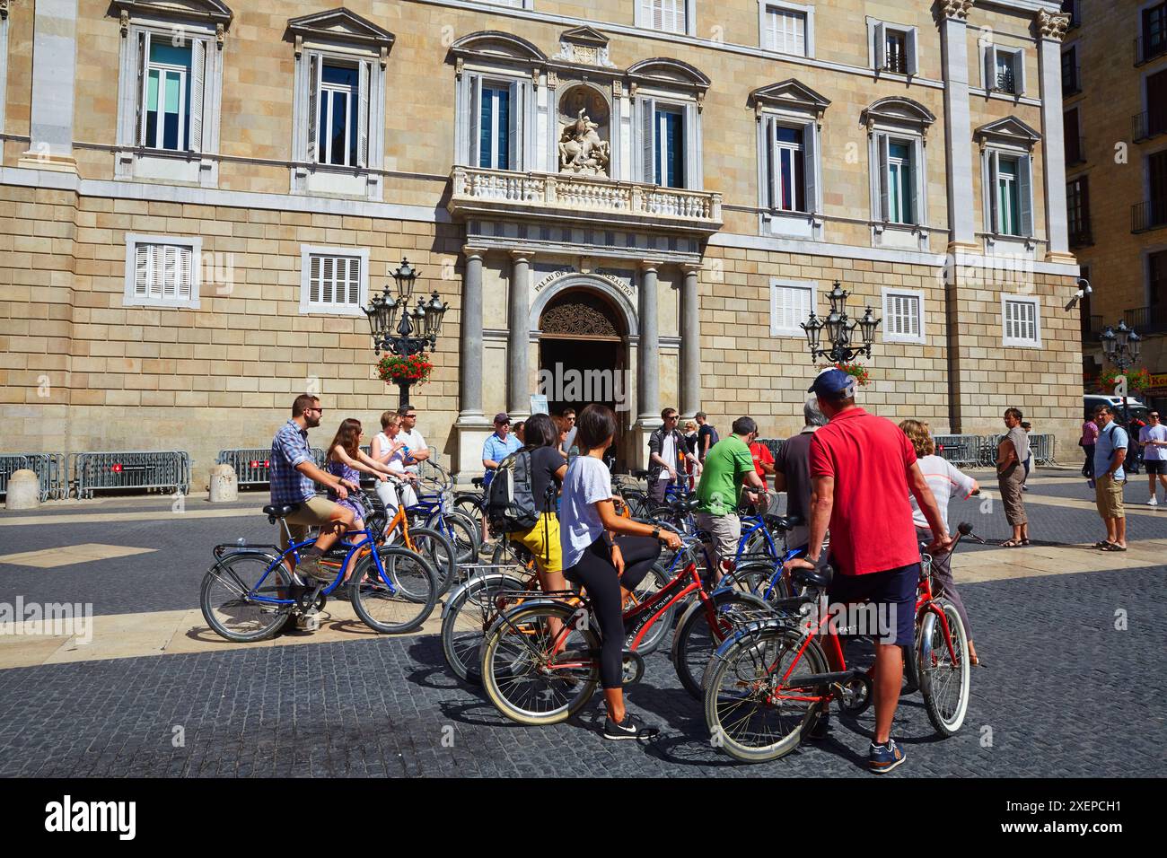 Radtouristen. Palau de la Generalitat. Plac Sant Jaume. Gotisches Viertel. Barcelona. Katalonien. Spanien. Stockfoto