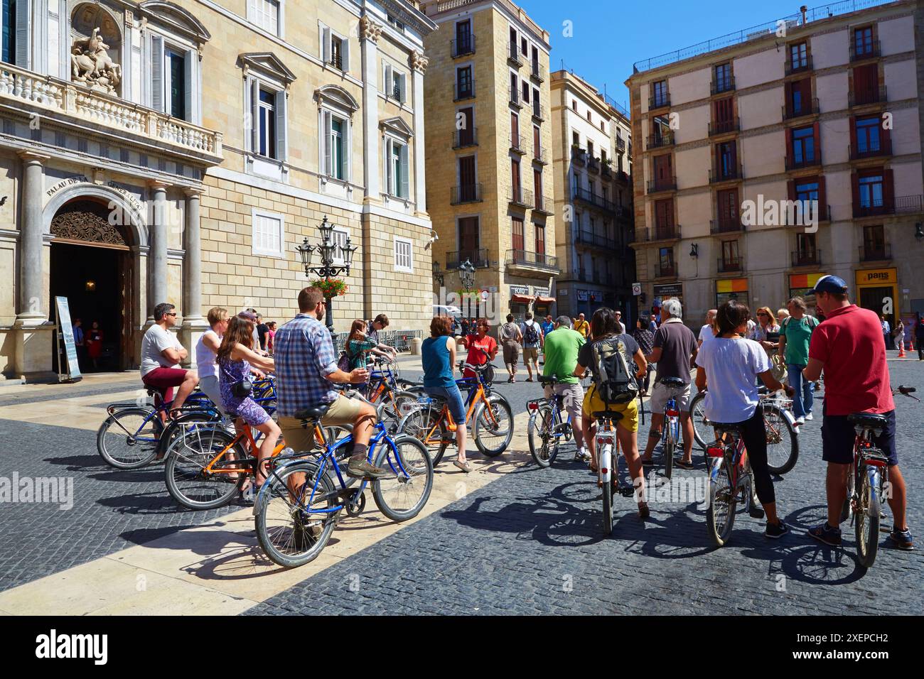 Radtouristen. Palau de la Generalitat. Plac Sant Jaume. Gotisches Viertel. Barcelona. Katalonien. Spanien. Stockfoto