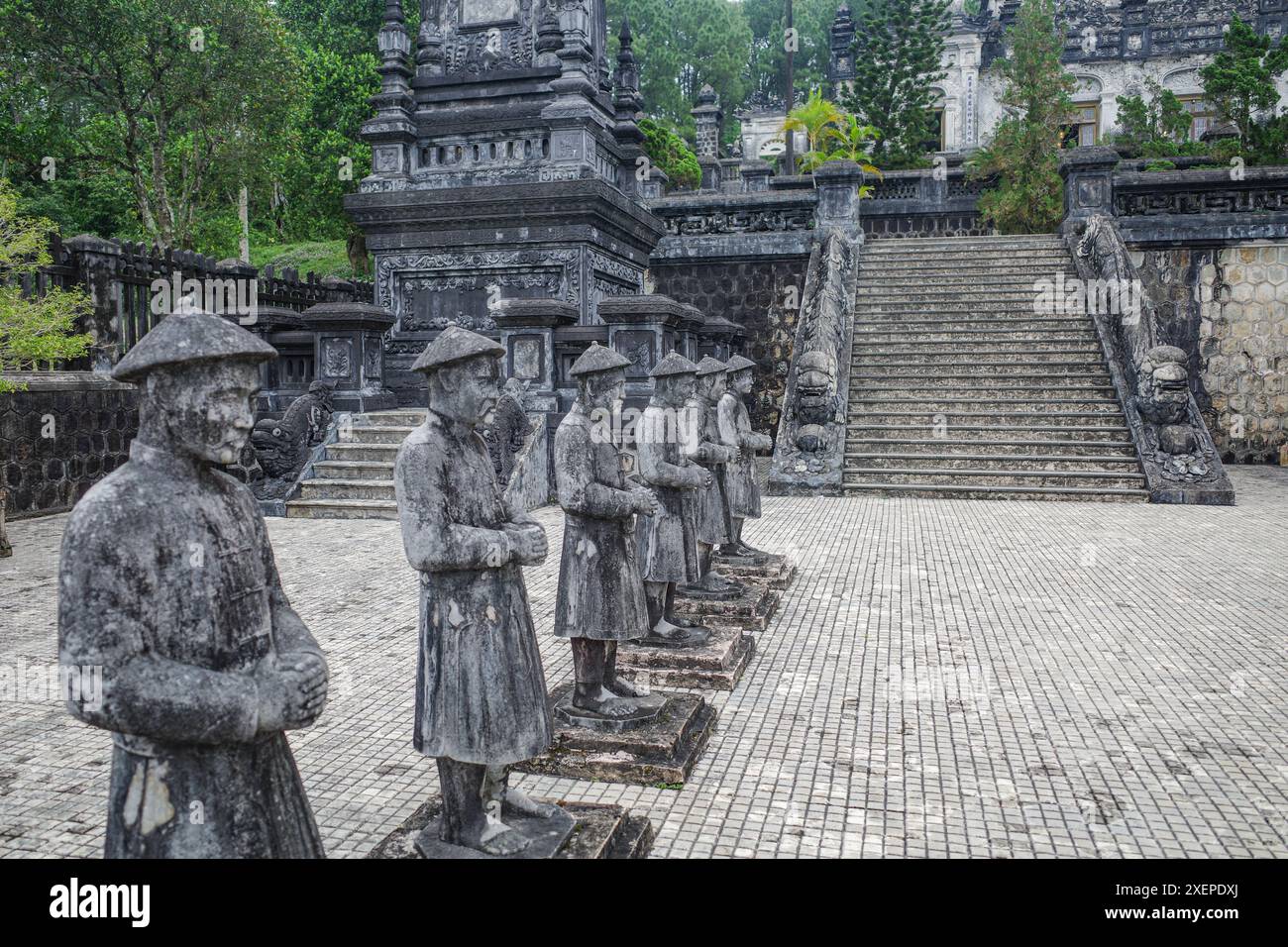 Hue, Vietnam - 6. Februar 2024: Wächterfiguren im Mausoleum von Kaiser Khai Dinh in Hue, Vietnam Stockfoto