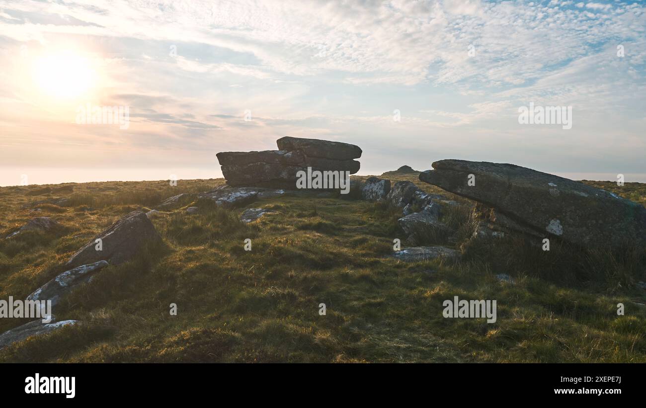 Granitfelsen in der Morgensonne auf Puper's Hill, Dartmoor Stockfoto