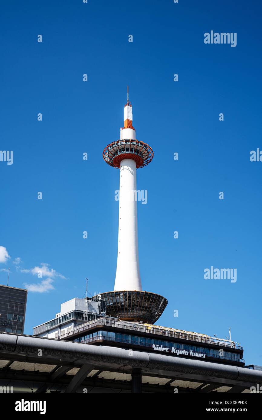 Kyoto Tower, Stahlturm und Aussichtsplattform in der Nähe des Bahnhofs Kyoto, Kansai Gegend, Japan. Stockfoto