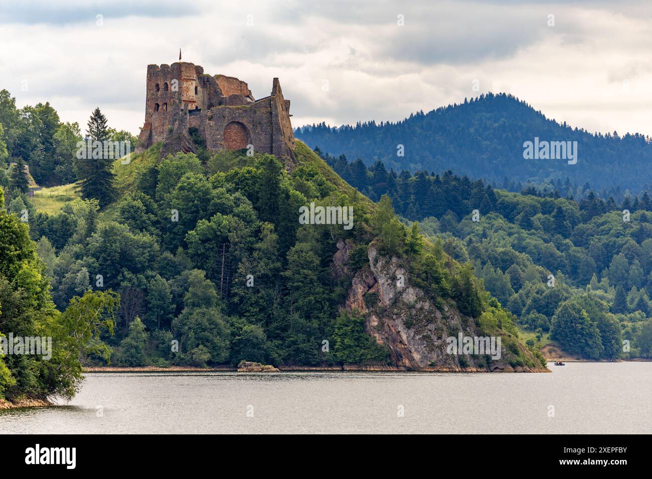 Restaurierte Ruinen der Burg in Czorsztyn am See, Touristenattraktion, Instagram-Platz in Polen Stockfoto