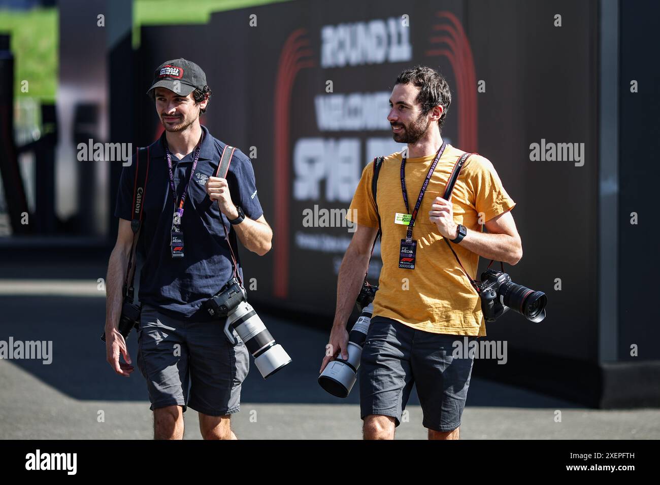 Die Superstars der DPPI-Fotografen Antonin Gooden (links) und Florent Vincent (rechts) porträtieren während des Formel 1 Qatar Airways Austrian Grand Prix 2024, 11. Runde der Formel-1-Weltmeisterschaft 2024 vom 28. Bis 30. Juni 2024 auf dem Red Bull Ring in Spielberg, Österreich Stockfoto