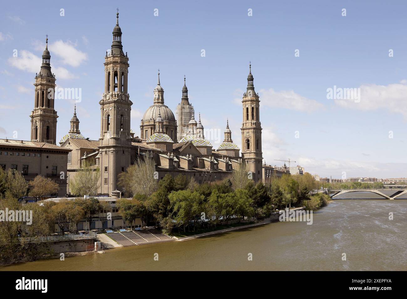 Die Basilika Nuestra Señora del Pilar und Ebro Fluss, Zaragoza. Aragón, Spanien Stockfoto