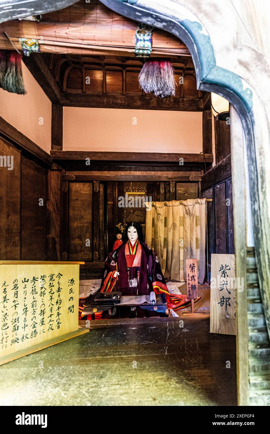 Statue der japanischen Schriftstellerin Murasaki Shikibu, die in der Heian-Zeit lebte, im Ishiyamadera-Tempel in Otsu, Präfektur Shiga, Region Kansai, Japan. Stockfoto
