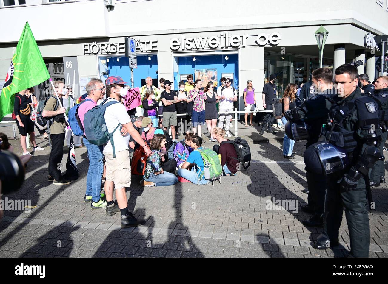 29.06.2024 xkhx Essen,Grugahalle Bundesparteitag der AfD Demonstritonen und Blockaden der AFD-Gegner um die Grugahalle - Massives Polizeiaufgebot - Polizei trägt Blockierer / Demonstranten von der Straße *** 29 06 2024 xkhx Essen,Grugahalle Bundesparteikonferenz der AfD Demonstrationen und Blockaden von AFD-Gegnern rund um die Grugahalle massiver Polizeieinsatz Polizei trägt Blockadeblocker Demonstranten von der Straße KH Stockfoto