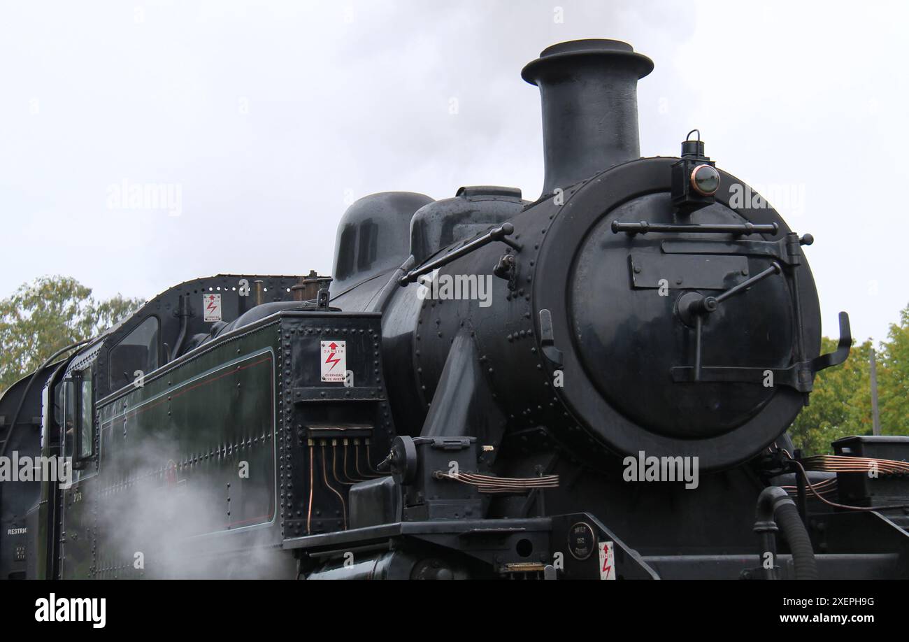 Die Vorderseite einer leistungsstarken Vintage Steam Train Lokomotive. Stockfoto