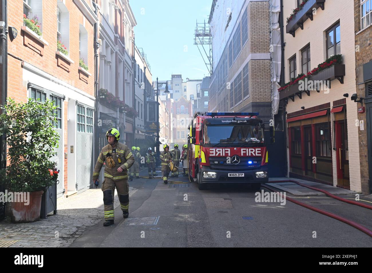 London, Großbritannien. 29. Juni 2024. 7 Feuerwehrfahrzeuge werden bei einem Brand in Brunton Place, Mayfair, gerufen. Anrede: Andrea Domeniconi/Alamy Live News Stockfoto