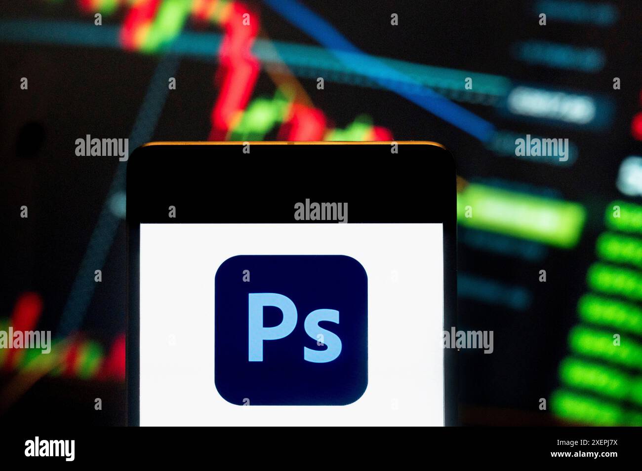 China. Juni 2024. In dieser Fotoabbildung wird das Foto-Bearbeitungssoftware des US-amerikanischen multinationalen Unternehmens Adobe, Adobe Photoshop (PS), auf einem Smartphone mit einem wirtschaftlichen Börsenindex-Diagramm im Hintergrund angezeigt. (Credit Image: © Budrul Chukrut/SOPA Images via ZUMA Press Wire) NUR REDAKTIONELLE VERWENDUNG! Nicht für kommerzielle ZWECKE! Stockfoto