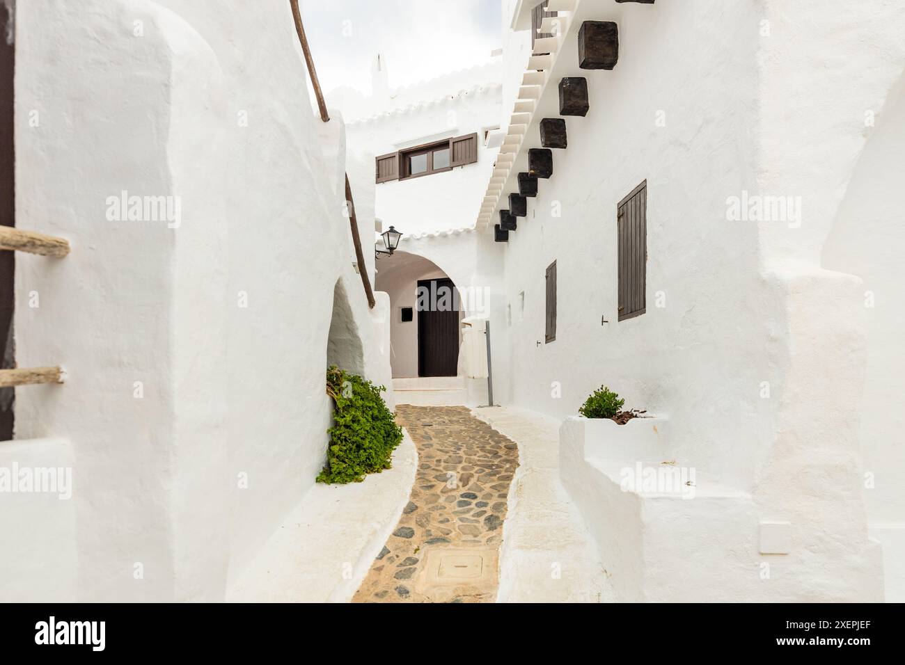 Menorca in Spanien auf den Balearen, das ruhige und malerische Dorf Binibeca mit weißen Häusern Stockfoto
