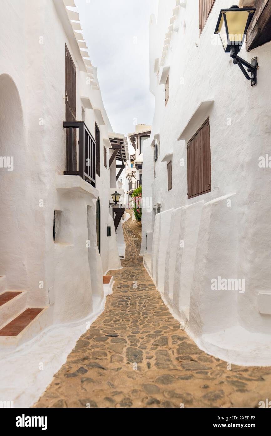 Menorca in Spanien auf den Balearen, das ruhige und malerische Dorf Binibeca mit weißen Häusern Stockfoto