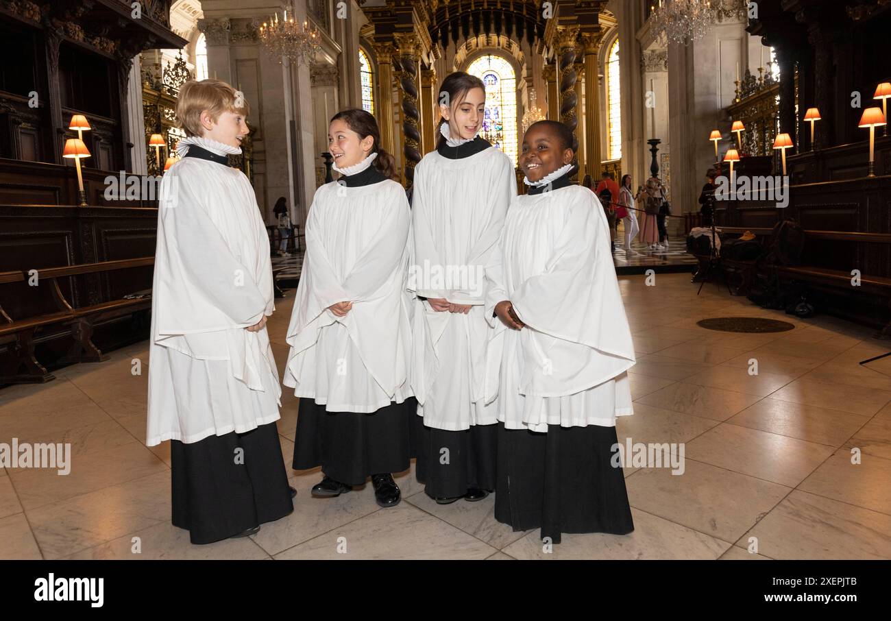 Choristers Lila (2. Rechts), 11 und Lois, 10 in der St Paul's Cathedral in London, da zum ersten Mal Mädchen Chorinnen formell als Chorinnen in der St Paul's Cathedral Chor aufgenommen werden. Bilddatum: Samstag, 29. Juni 2024. Stockfoto