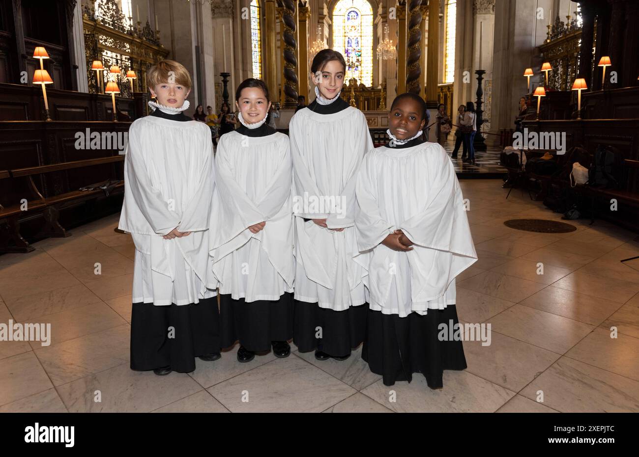 Choristers Lila (2. Rechts), 11 und Lois, 10 in der St Paul's Cathedral in London, da zum ersten Mal Mädchen Chorinnen formell als Chorinnen in der St Paul's Cathedral Chor aufgenommen werden. Bilddatum: Samstag, 29. Juni 2024. Stockfoto