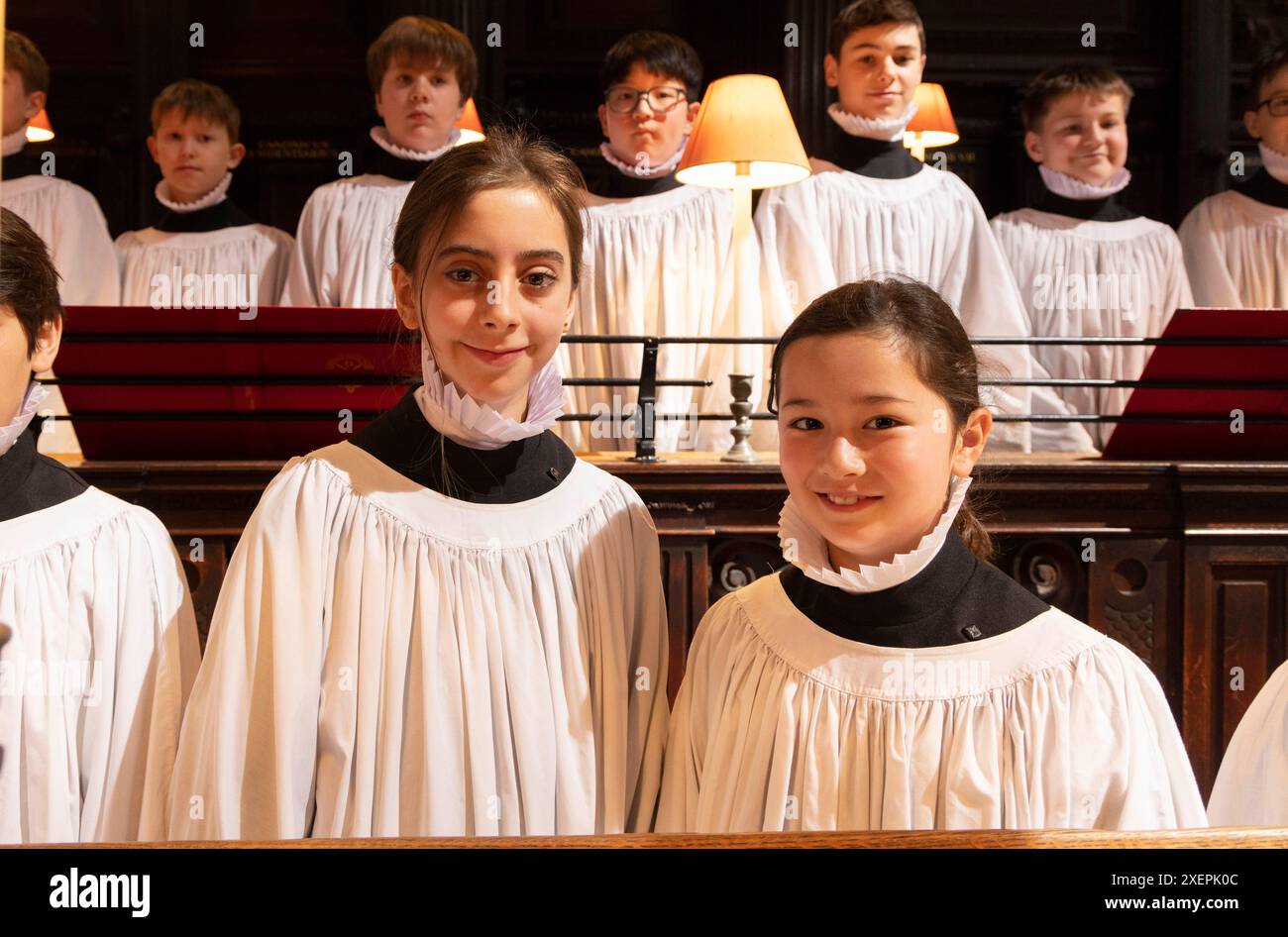 Chorister Lila, 11 und Lois (rechts), 10, in der St Paul's Cathedral in London, da zum ersten Mal Mädchen Chorinnen formell als Chorinnen in den St Paul's Cathedral Chor treten. Bilddatum: Samstag, 29. Juni 2024. Stockfoto