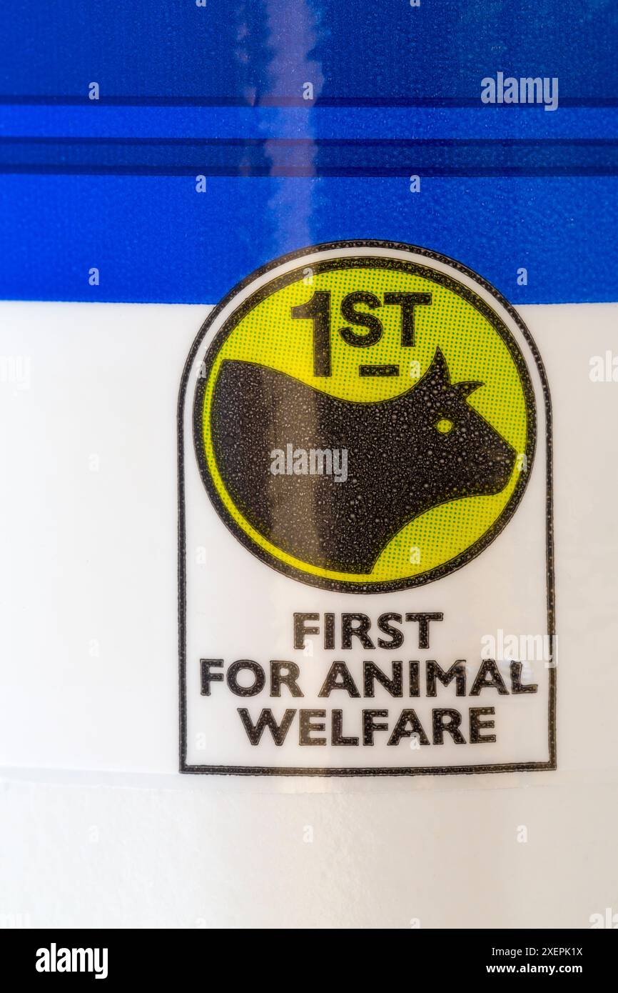 Erster Platz für Tierschutz - Detail auf Behälter mit Waitrose British Free Range gefilterter Vollmilch Stockfoto