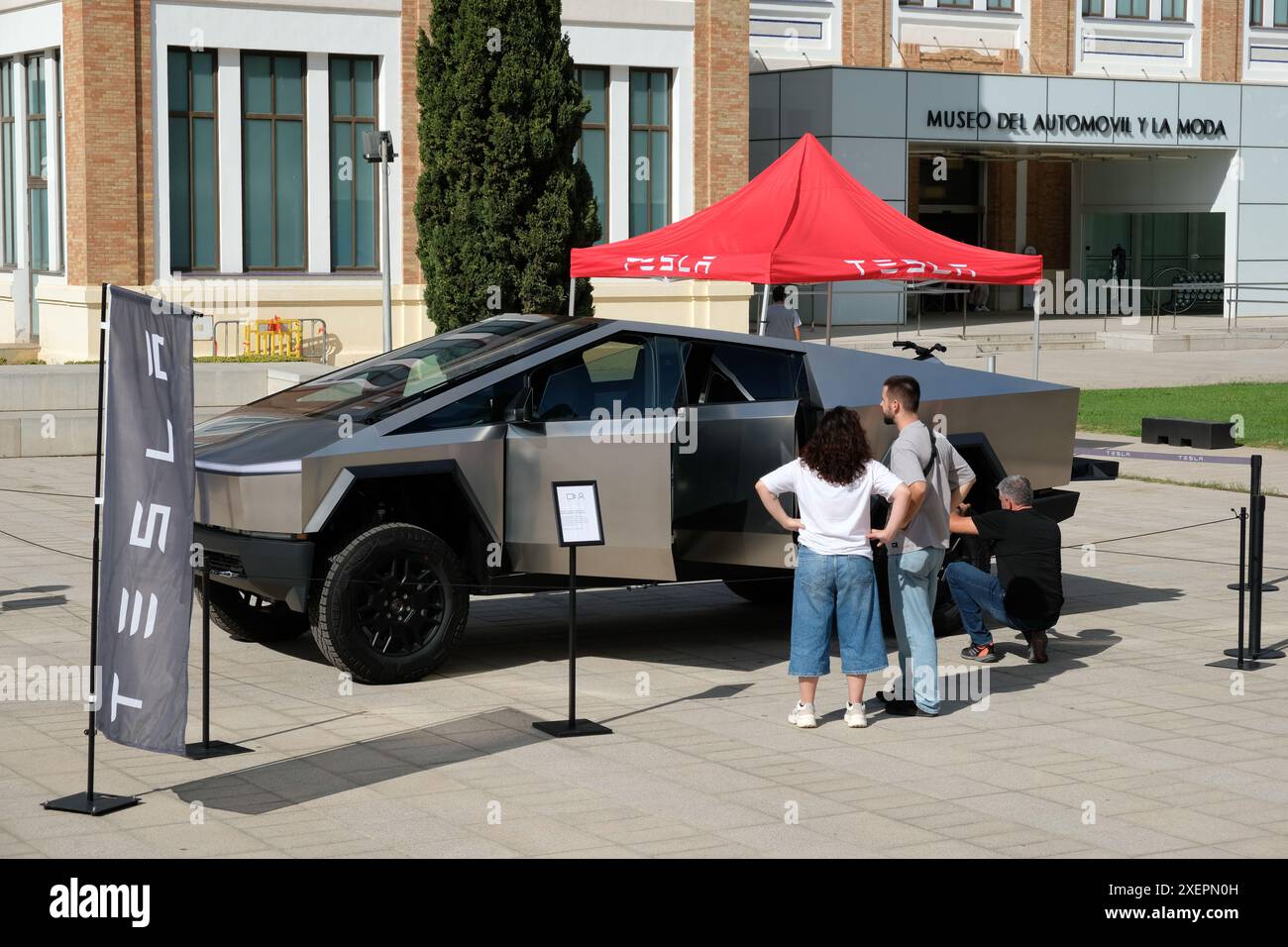 Málaga, Spanien - 28. Juni 2024: Tesla präsentiert sein neues Cybertruck-Modell im Automobil- und Modemuseum auf seiner Europatour. Stockfoto