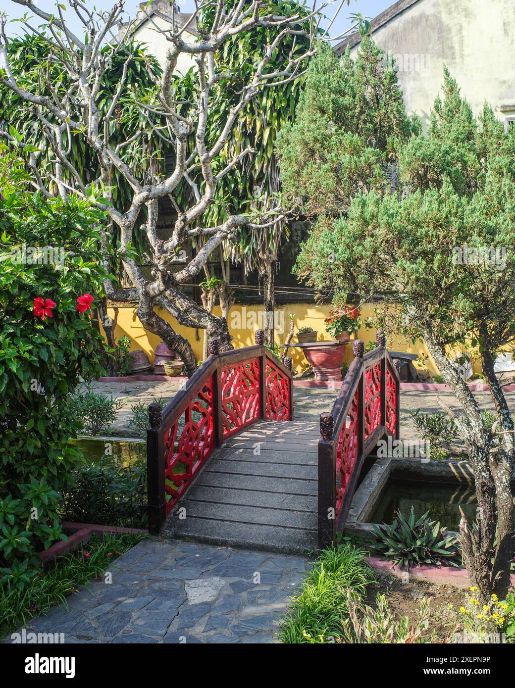 Hoi an, Vietnam - 5. Februar 2024: Garten auf der Rückseite der kantonesischen Versammlung (Quang Trieu), Hoi an Old Quarter Stockfoto
