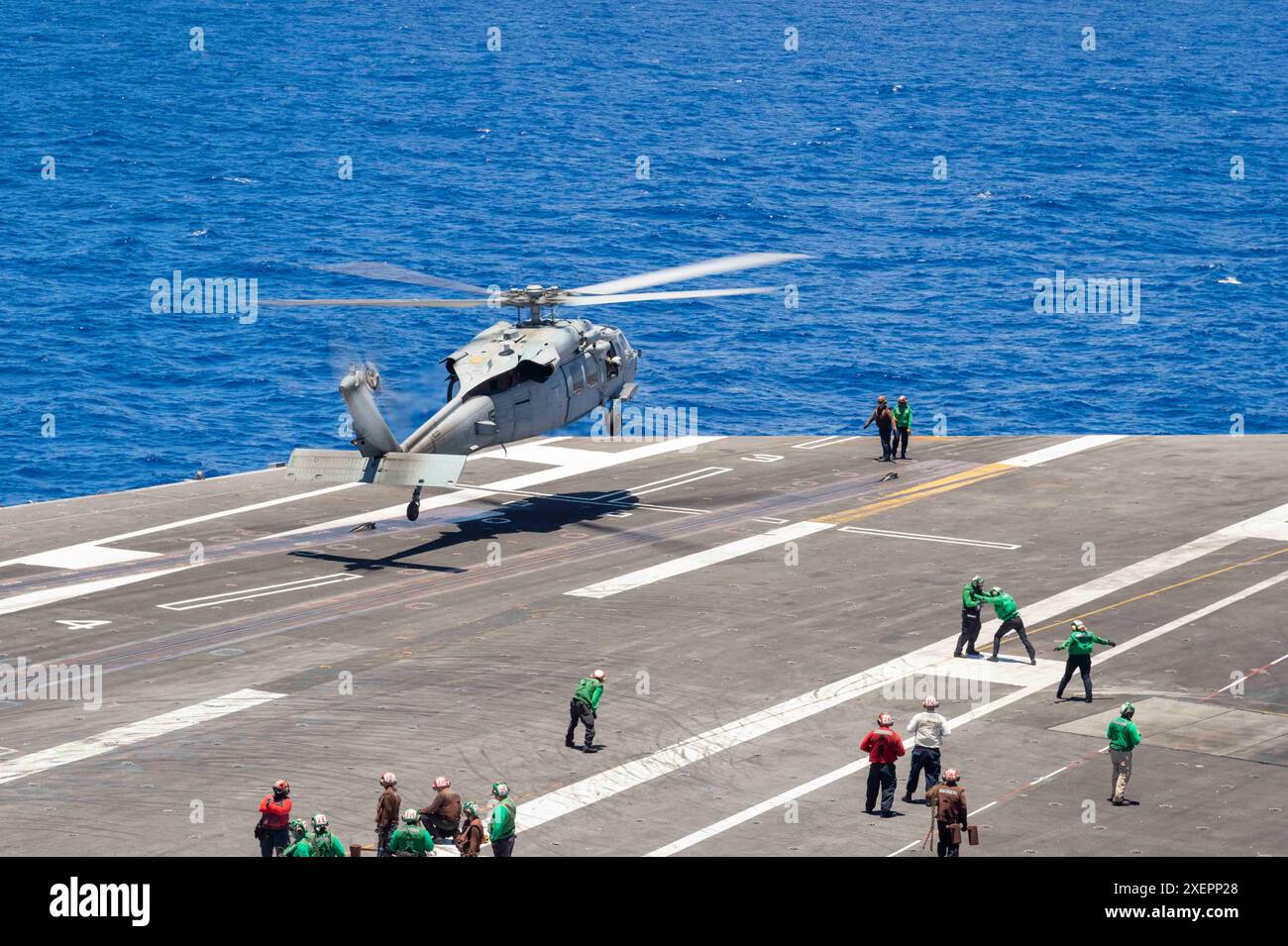 240622-N-TL932-1130 PAZIFISCHER OZEAN (22. Juni 2024) ein MH-60S Sea Hawk, der den „Black Knights“ der Helicopter Sea Combat Squadron (HSC) 4 zugeordnet ist, landet Stockfoto