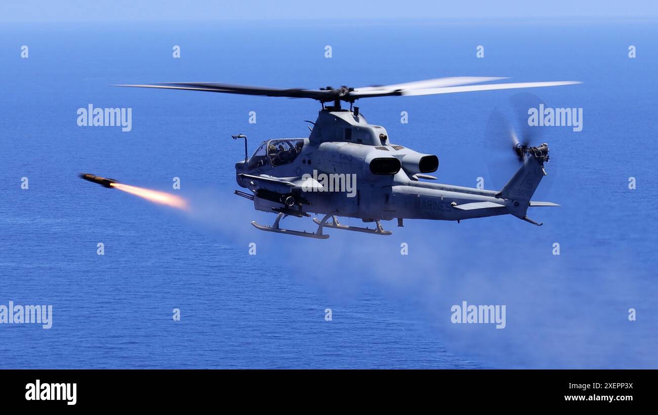 US Marine Corps AH-1Z Angriffshubschrauber-Piloten mit Marine Medium Tiltrotor Squadron 262 (rein.), 31. Marine Expeditionary Unit, feuern eine AGM-179 Jo ab Stockfoto