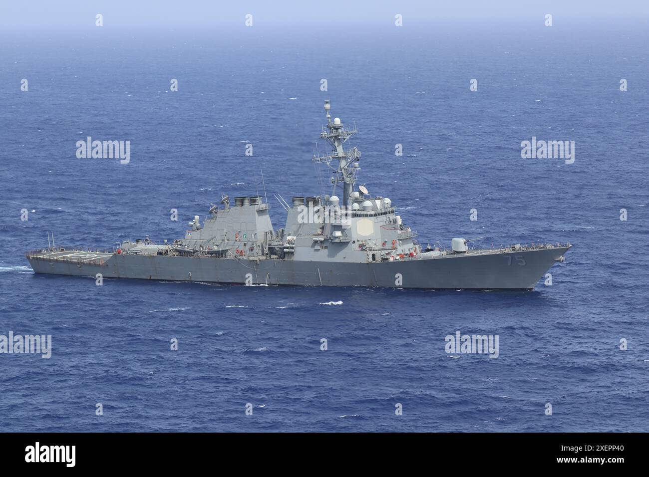 Der Arleigh-Burke-Klasse-Raketenzerstörer USS Donald Cook (DDG 75) dampft im Atlantischen Ozean, 25. Juni 2024. Donald Cook und Coast Guard Cut Stockfoto