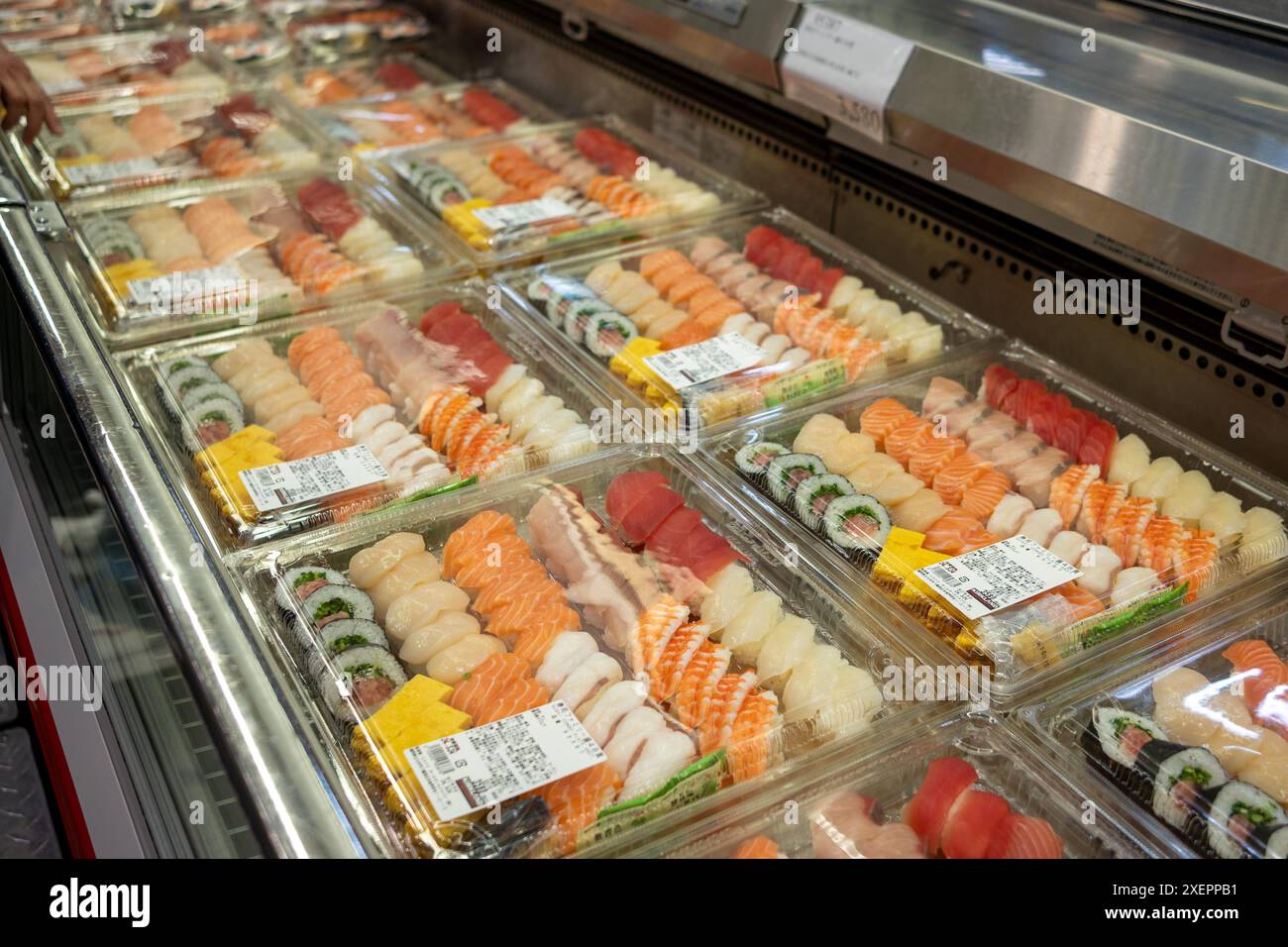 Frisches Sushi in großen Behältern, verkauft bei Costco Japan Stockfoto
