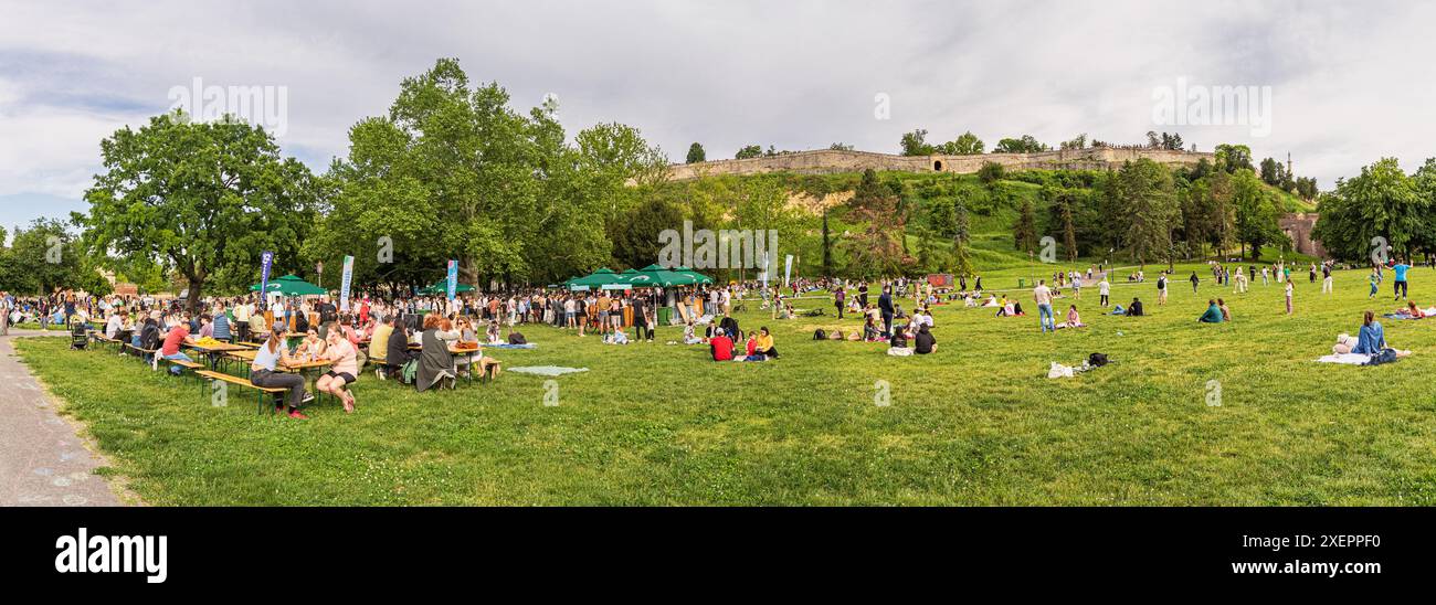 Belgrad, Serbien, 1. Mai 2024: Im Belgrader Kalemegdan-Park treffen sich Freunde zu einer fröhlichen Sommerfeier, bei der sie Freiluftvorführungen und Unterhaltung genießen Stockfoto