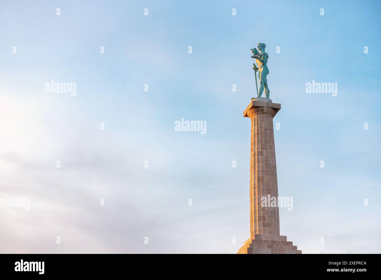 Belgrad, Serbien, 9. April 2024: Die Pobednik-Skulptur auf der Kalemegdan-Festung in Belgrad steht hoch, mit Blick auf die Donau und repräsentiert Serbien Stockfoto