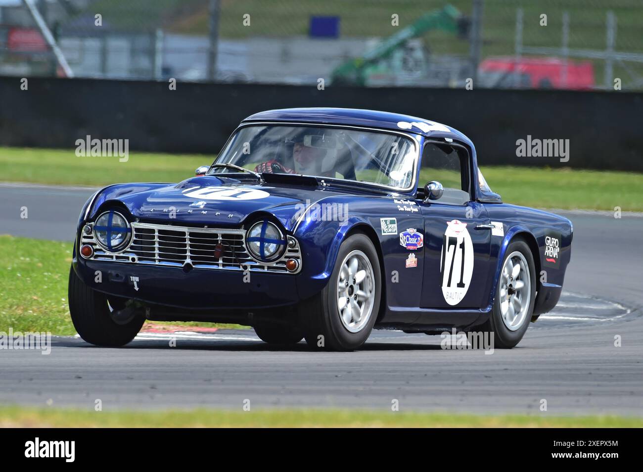 Allan Ross-Jones, Triumph TR4, die Adams & Page Swinging Sixties/Mintex Classic K, 40 Minuten Rennen für die kombinierte Serie mit einem Mandat Stockfoto