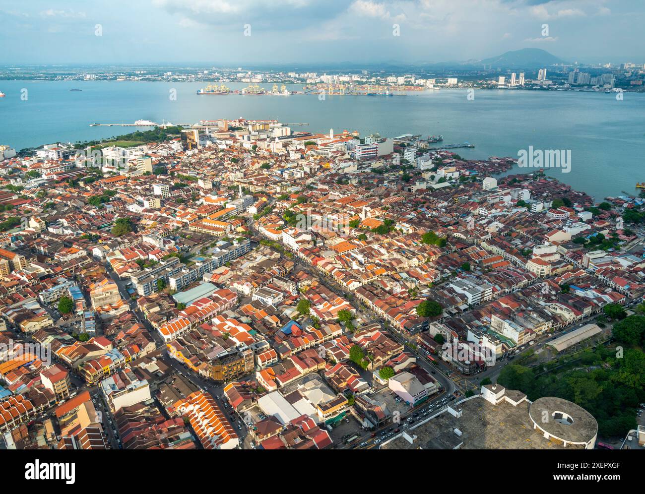 Atemberaubende Aussicht auf die Stadt und die Straße von Malacca, vom Dach und dem Skywalk des höchsten Gebäudes von George Town und prominentem Wahrzeichen, mit Festland Mal Stockfoto