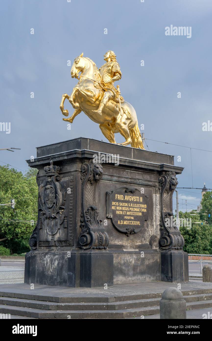 Goldene Reiterstatue August des Starken in Dresden mit der Inschrift: Friedrich August I., Herzog von Sachsen, Kurfürst und Erzmarschall des Heiligen Stockfoto