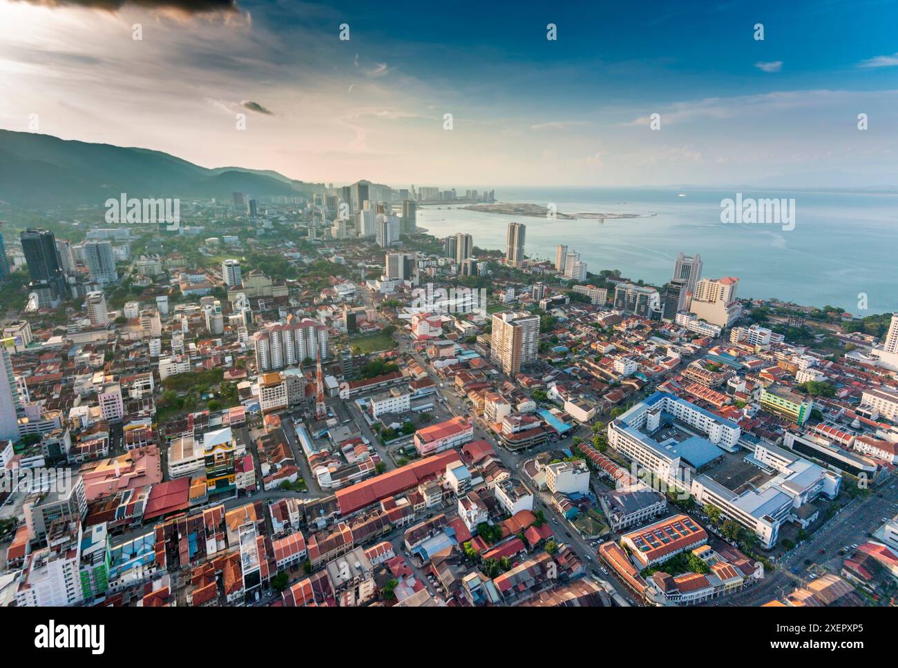 Atemberaubende Aussicht auf die Stadt und Malakka Straße bei Sonnenuntergang, vom Dach des höchsten Gebäudes von George Town und prominentem Wahrzeichen, mit Blick in Nordosten. Stockfoto