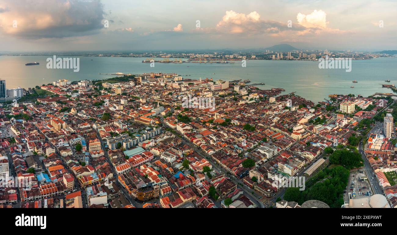 Atemberaubende Aussicht auf die Stadt und die Straße von Malacca, vom Dach des höchsten Gebäudes von George Town und prominentem Wahrzeichen, mit dramatischen Wolken über dem Haupteingang Stockfoto